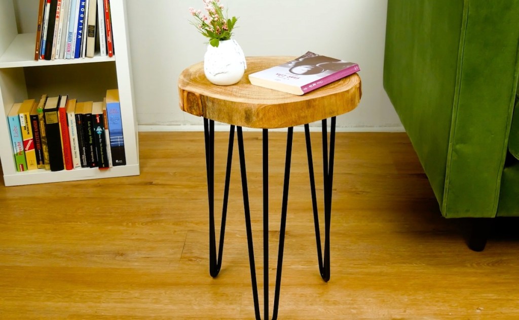Ein Holztisch mit metallenen Füßen steht in einer Wohnung.