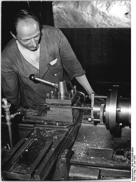 Eine alte Schwarz-WeiÃŸ-Fotografie zeigt einen Mann, der in einem technischen Beruf arbeitet. 6 Klischees frÃ¼herer Generationen.