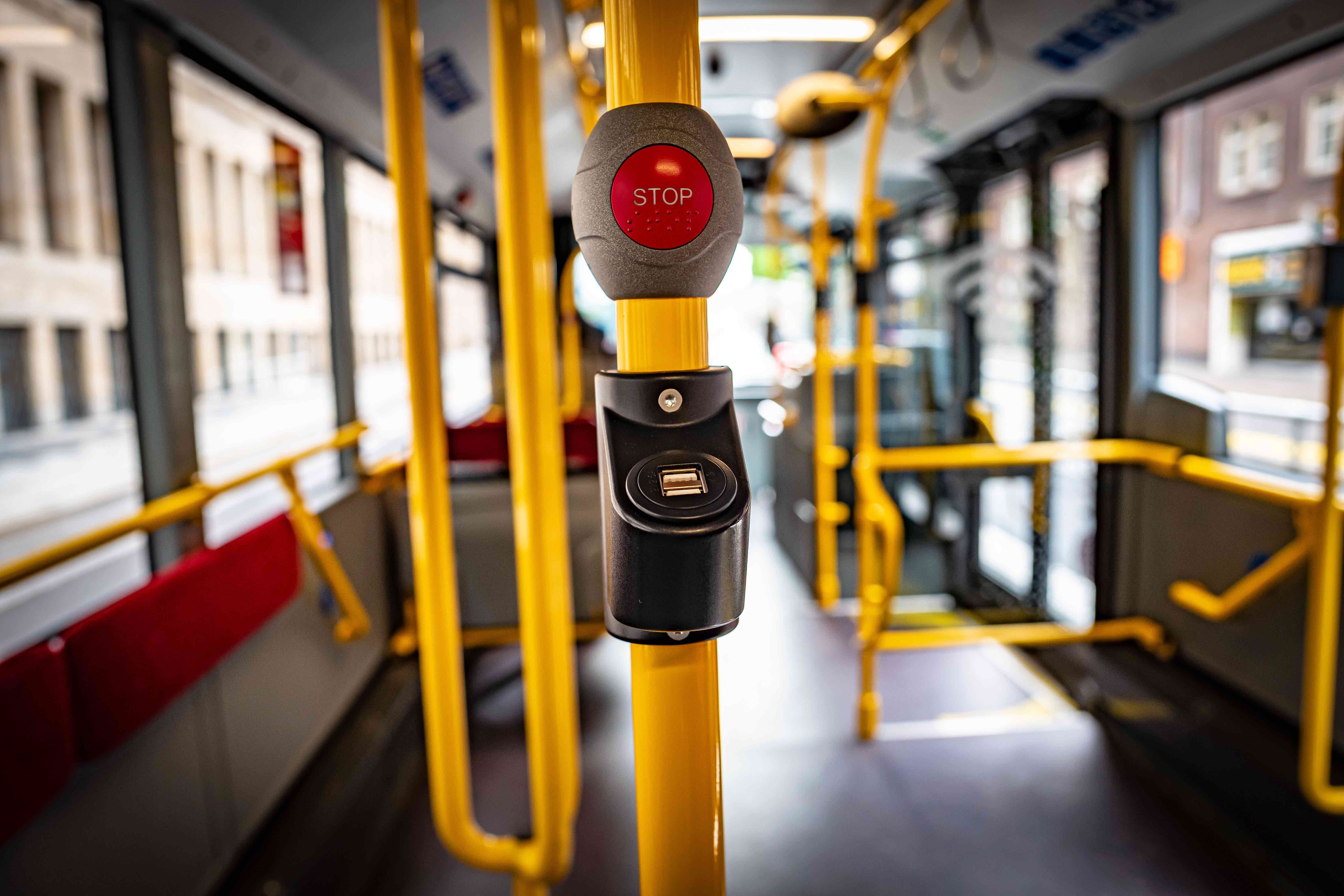 Einfallsreiche und moderne Stadtplanung: eine USB-Buchse in einem Bus.