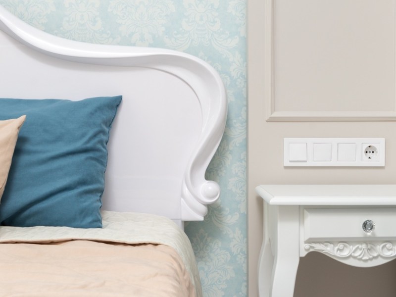 Bett mit Nachtschrank