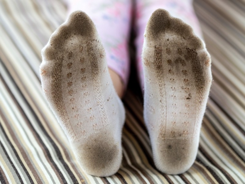 Dreckige weiße Socken.