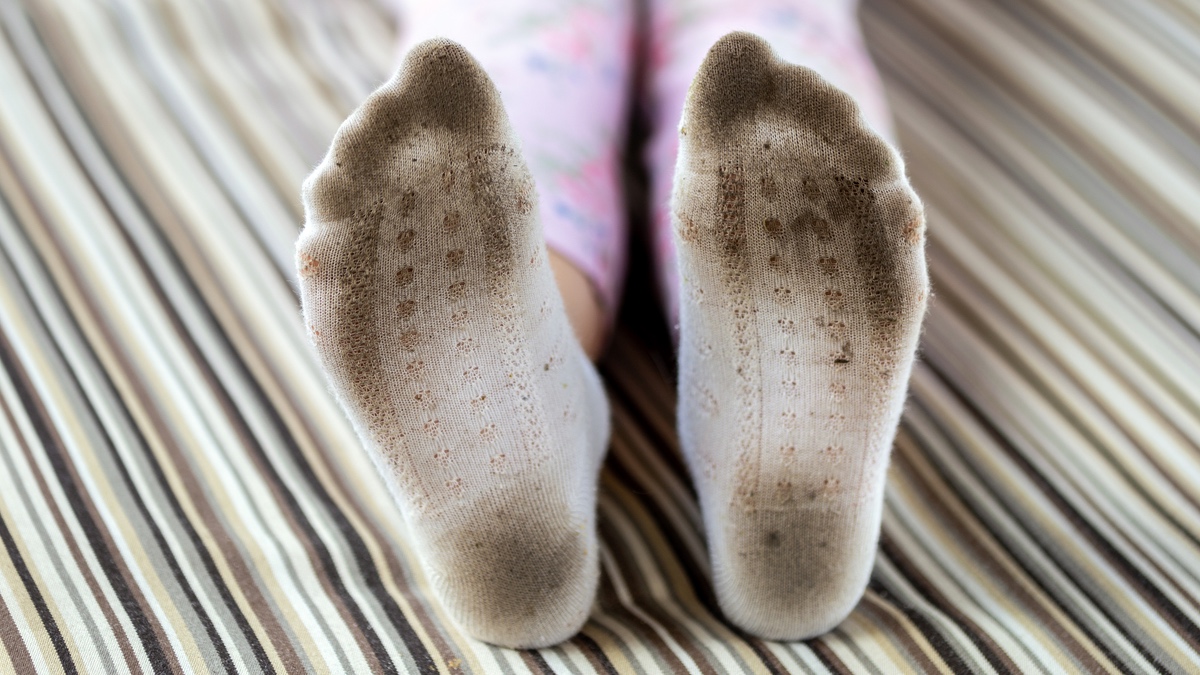 Dreckige weiße Socken.