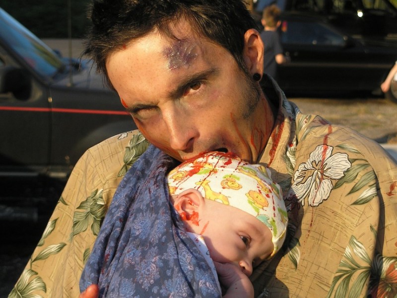 Ein Papa mit Baby in einem gemeinsamen Halloween-Kostüm.