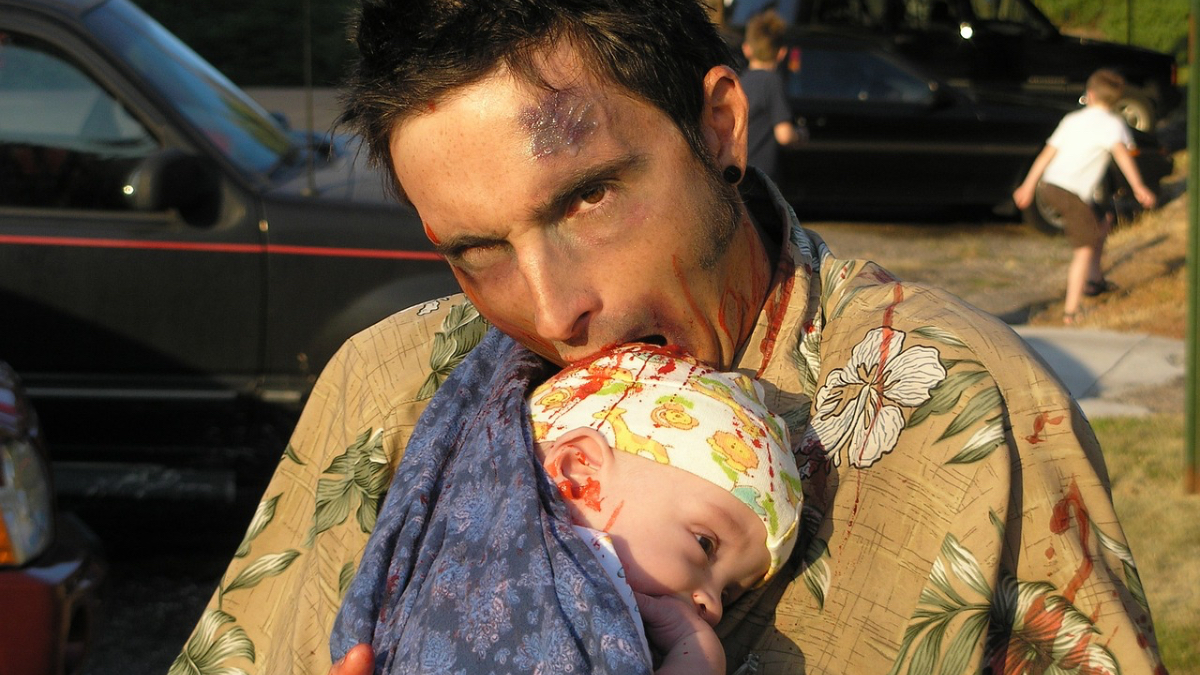 Ein Papa mit Baby in einem gemeinsamen Halloween-Kostüm.