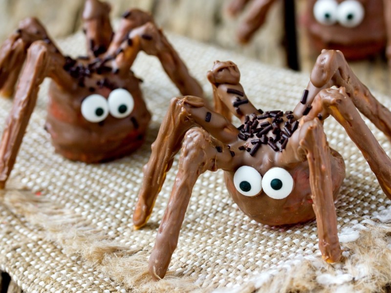 Schokoladen-Spinnen für die Halloween-Party.