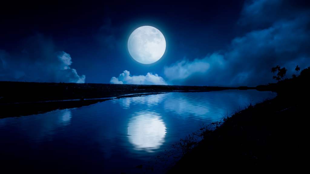 Mond spiegelt sich im Wasser.