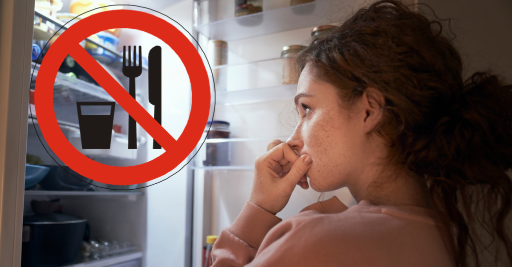 links: ein durchgestrichenes Essenszeichen, rechts: Eine Frau steht vor dem Kühlschrank und überlegt.
