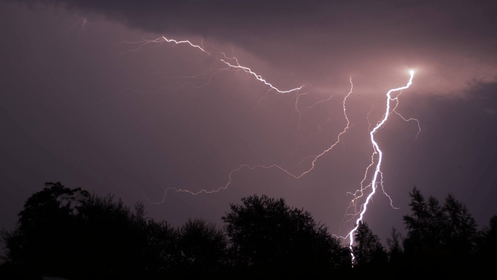 Ein Blitz am dunklen Himmel.