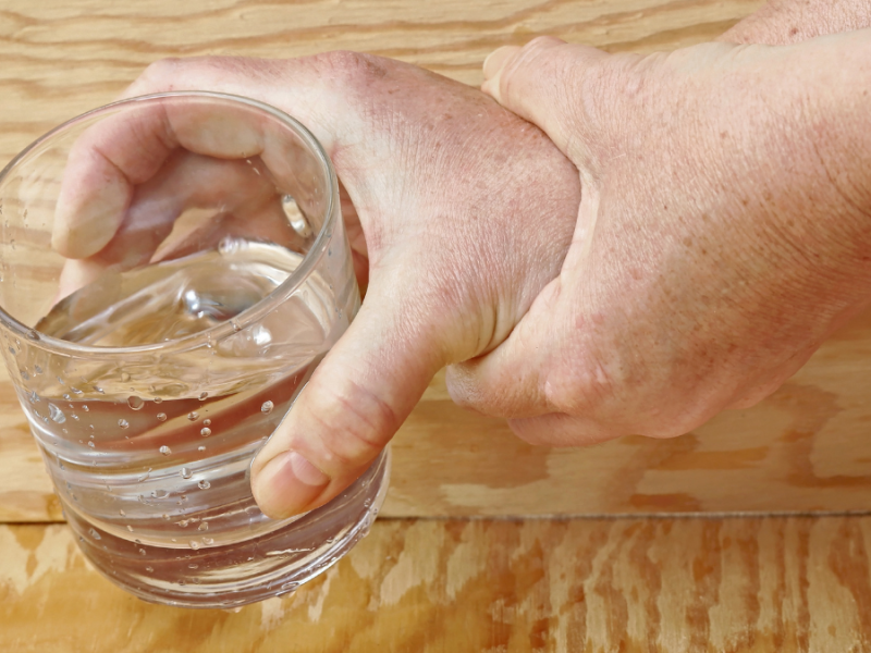 Hände mit Wasserglas