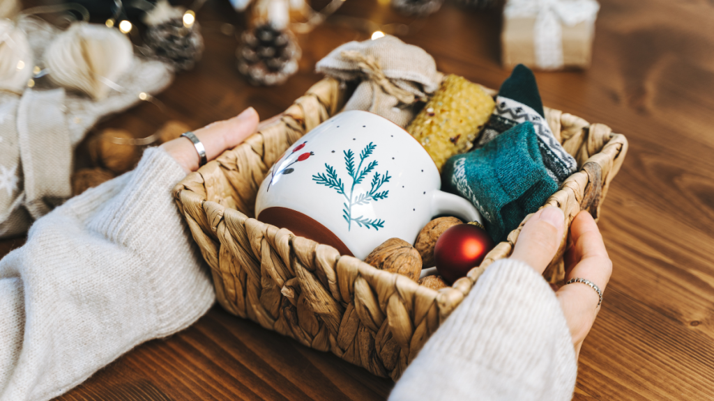 Körbchen mit Tasse und Weihnachtssüßigkeiten