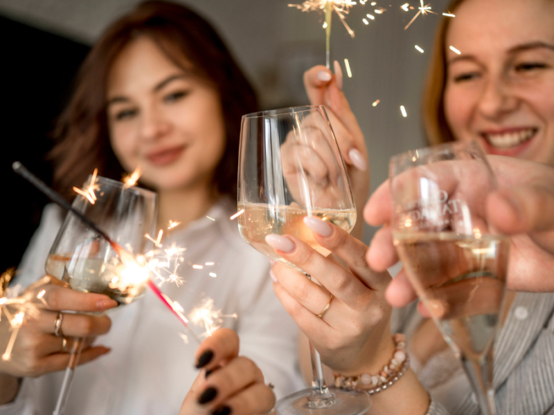 Frauen stoßen mit Champagner an.