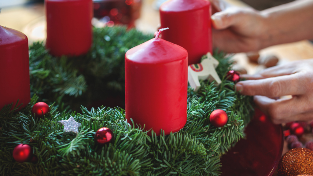 Adventskranz mit roten Kerzen