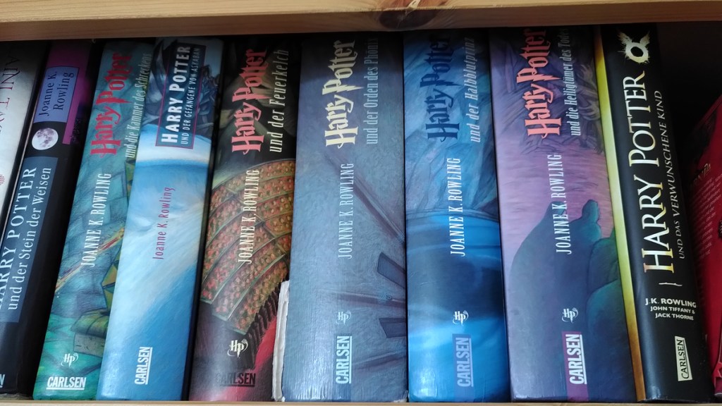 Die verschiedenen Bände der Harry-Potter-Bücher in einem Regal.