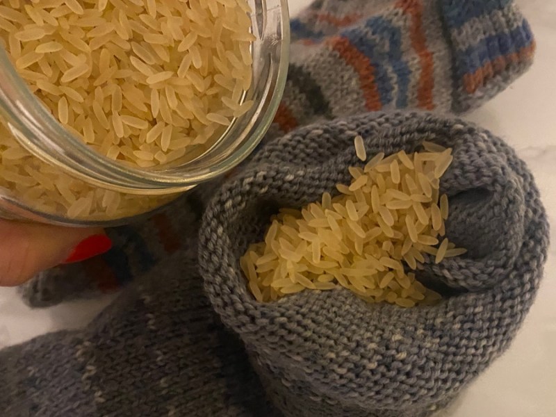 Socke wird mit Reis befüllt