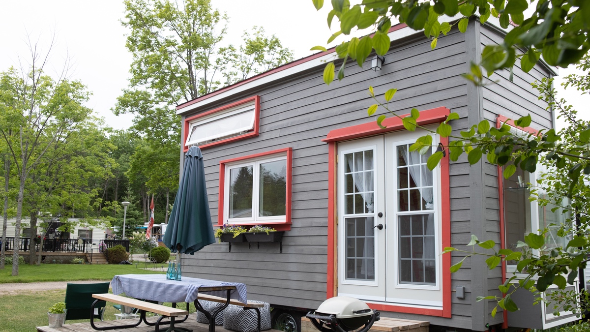 Ein grau, rotes Tiny House.