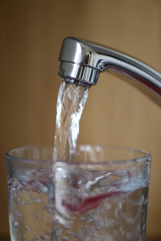 Ein Glas wird mit Wassergefüllt.
Was passiert, wenn man zu viel Wasser trinkt?
