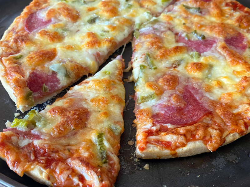 Knusprig aufgebackene Tiefkühlpizza.