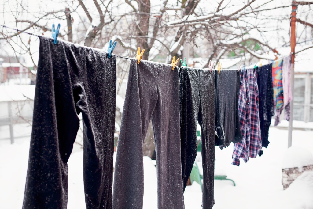 Wäsche im Winter draußen trocknen.