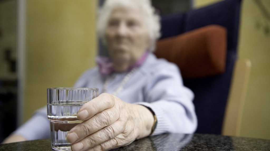 Flüssigkeitsmangel: Vor allem ältere Menschen trinken oftmals zu wenig.