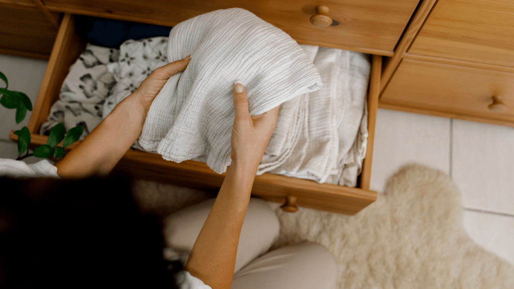 Frau räumt Bettlaken ein
