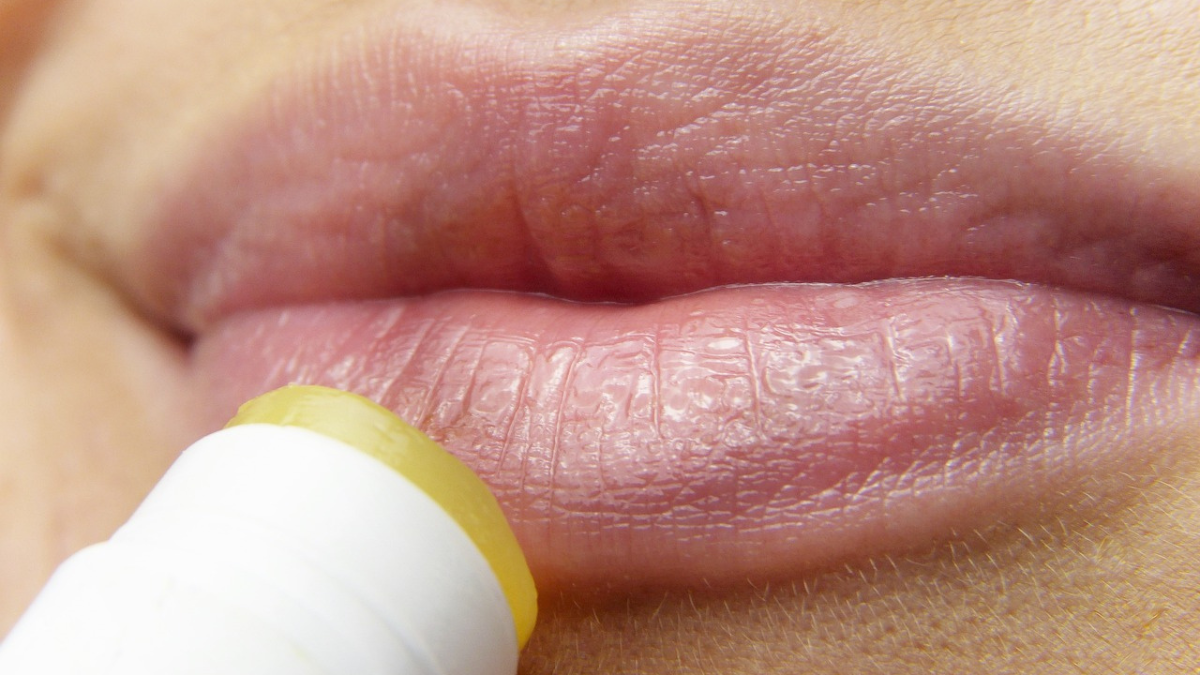 Lippenpflege wird aufgetragen