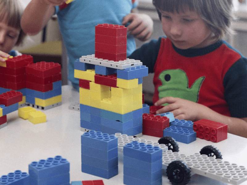 Kinder spielen Lego