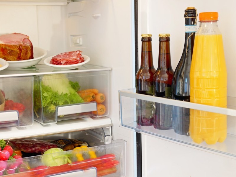 Geöffneter Kühlschrank: Welche Lebensmittel sollte man im Kühlschrank lagern?