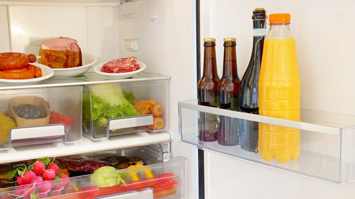 Geöffneter Kühlschrank: Welche Lebensmittel sollte man im Kühlschrank lagern?