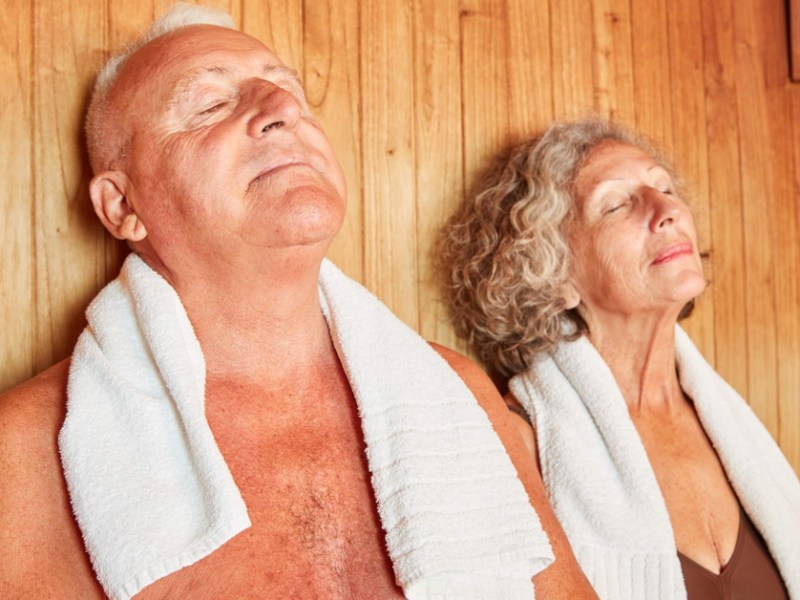 Zwei Senioren sind in der Sauna