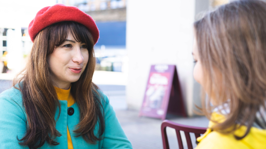 Zwei Frauen unterhalten sich