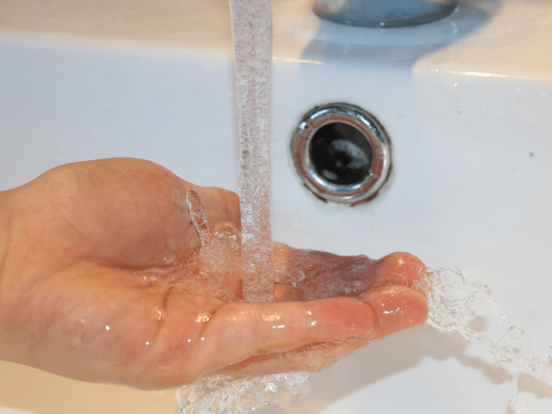 Warm oder kalt: So wäschst du deine Hände am besten