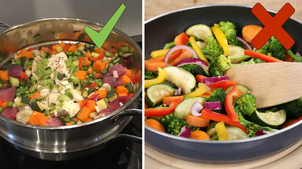links: Eine volle Pfanne mit Gemüse wird gedünstet, rechts: Eine volle Pfanne mit Gemüse wird angebraten.