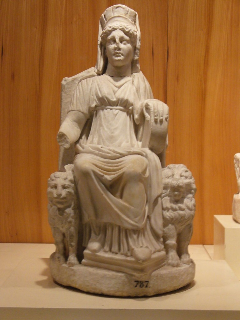 Eine Statue der Göttin Kybele in einem Museum.