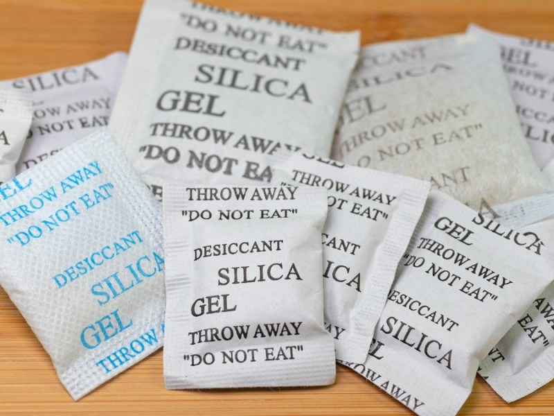 Mehrere Tütchen Silica-Gel.
