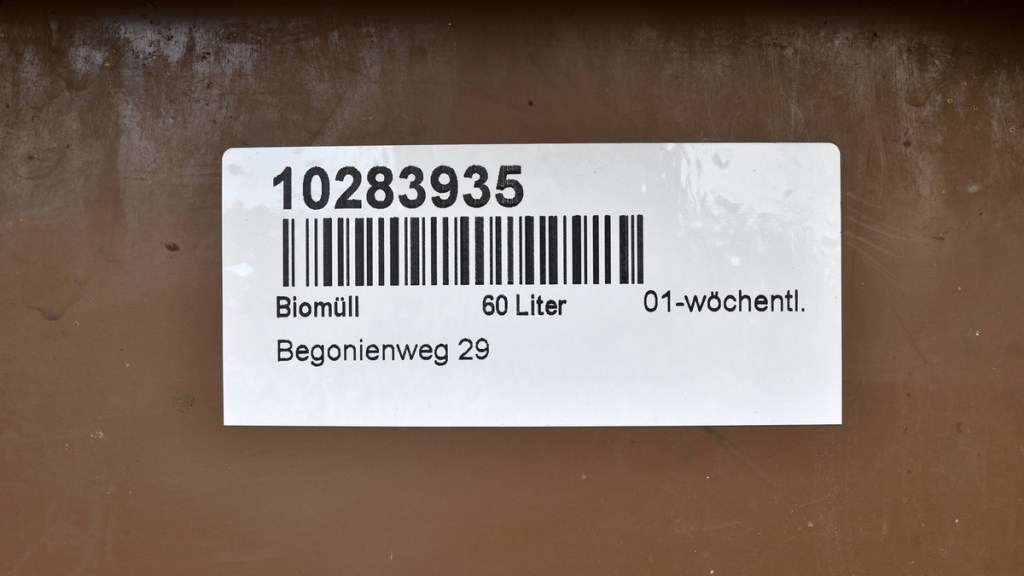 Strichcode auf einer braunen Mülltonne.