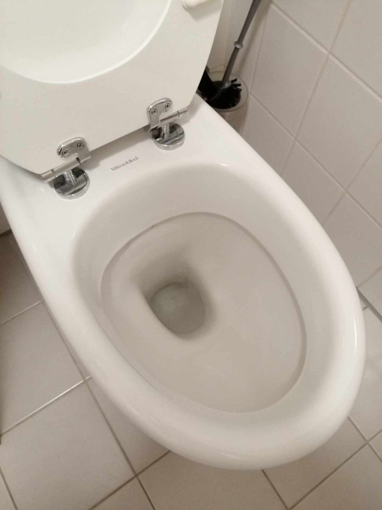 Saubere Toilette nach Reinigung mit WC-Schaum.