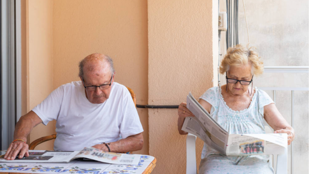 Ein älteres Ehepaar, das Zeitung liest.