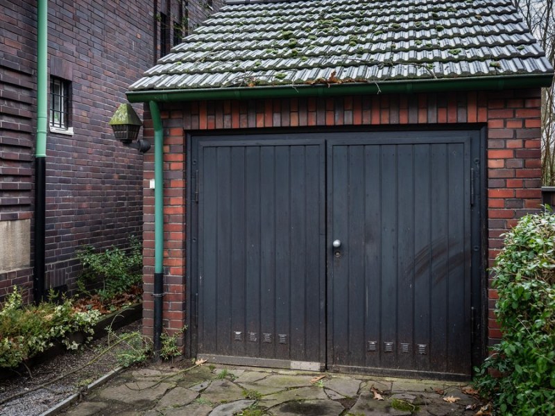 Außenansicht einer Garage.