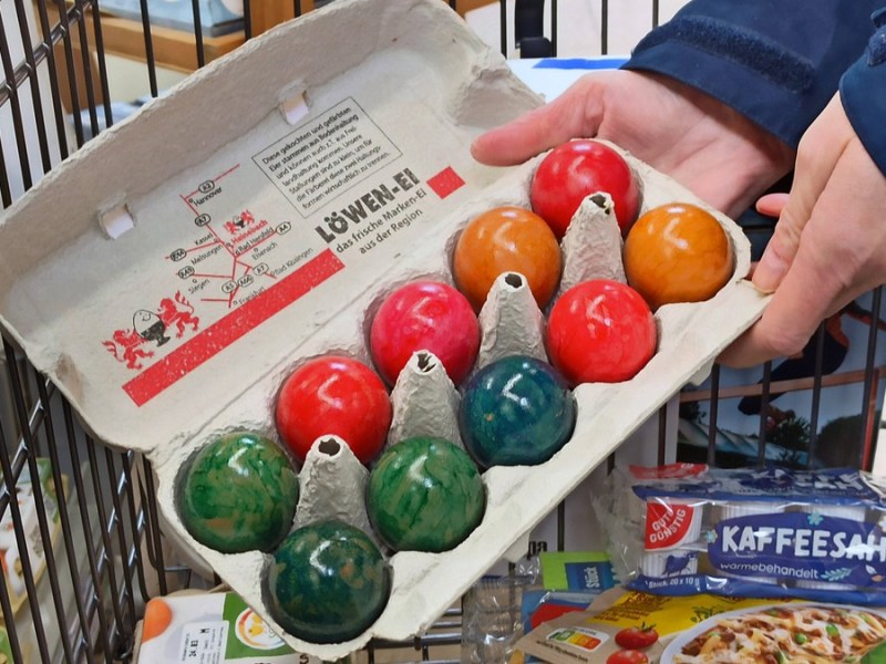 Eine Packung gefärbter Eier im Supermarkt.