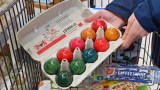 Eine Packung gefärbter Eier im Supermarkt.