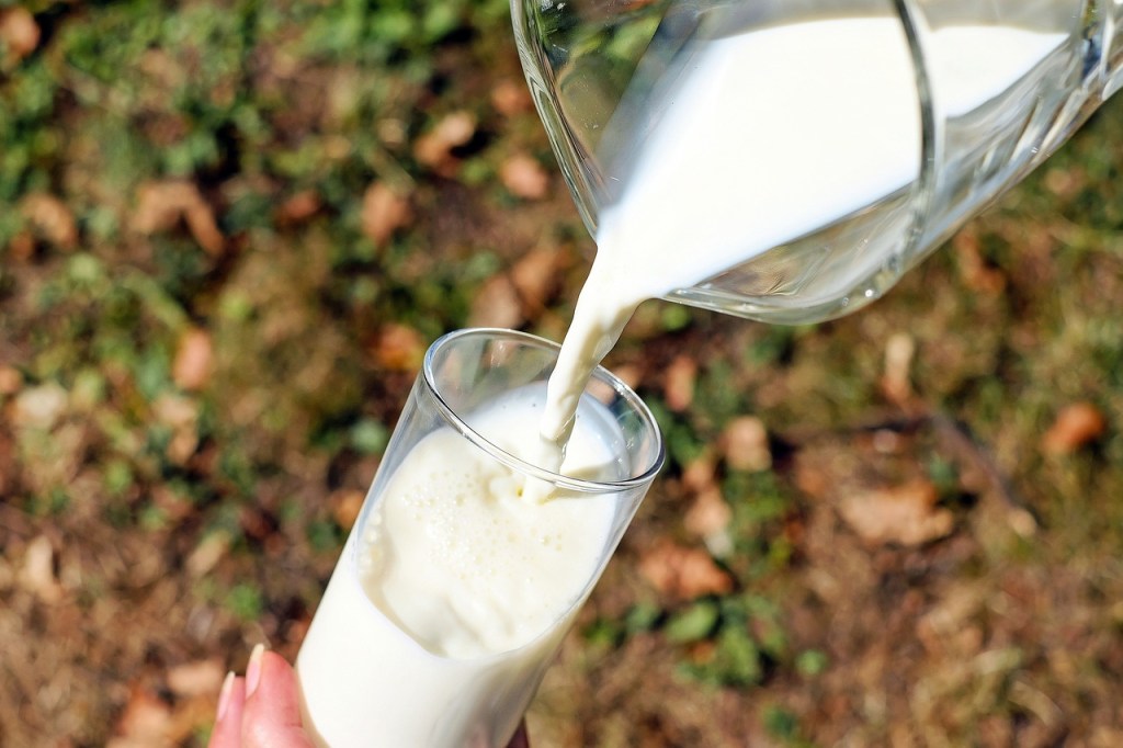 Milch in ein Glas füllen.