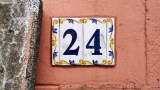 Hausnummer 24 an einem Pfeiler.