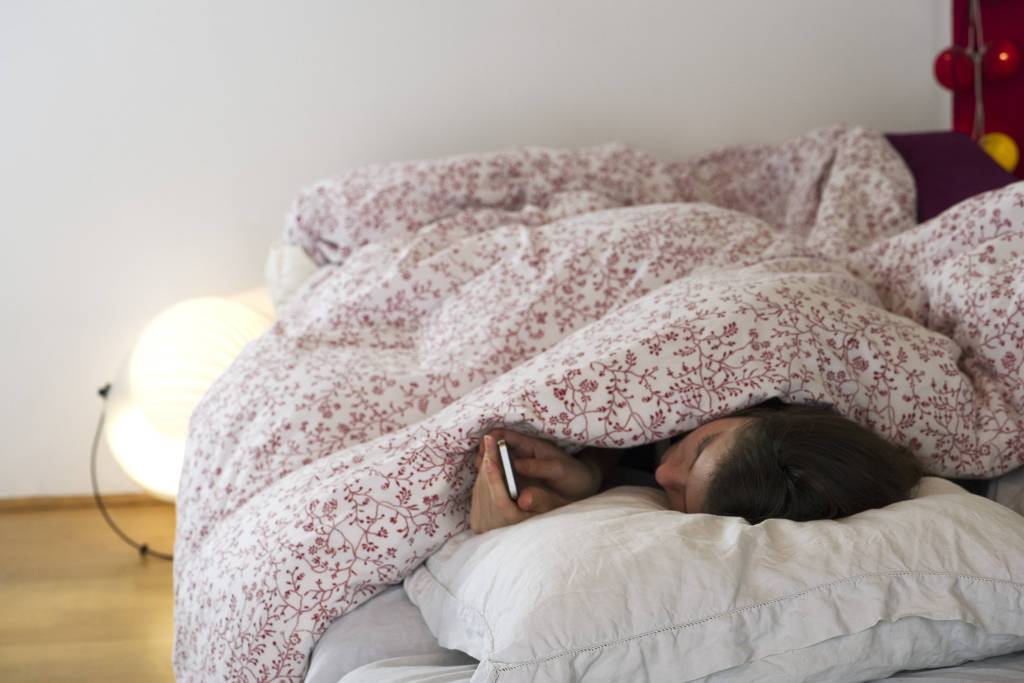 Das Handy im Bett macht für Betroffene das Einschlafen oft noch schwieriger.