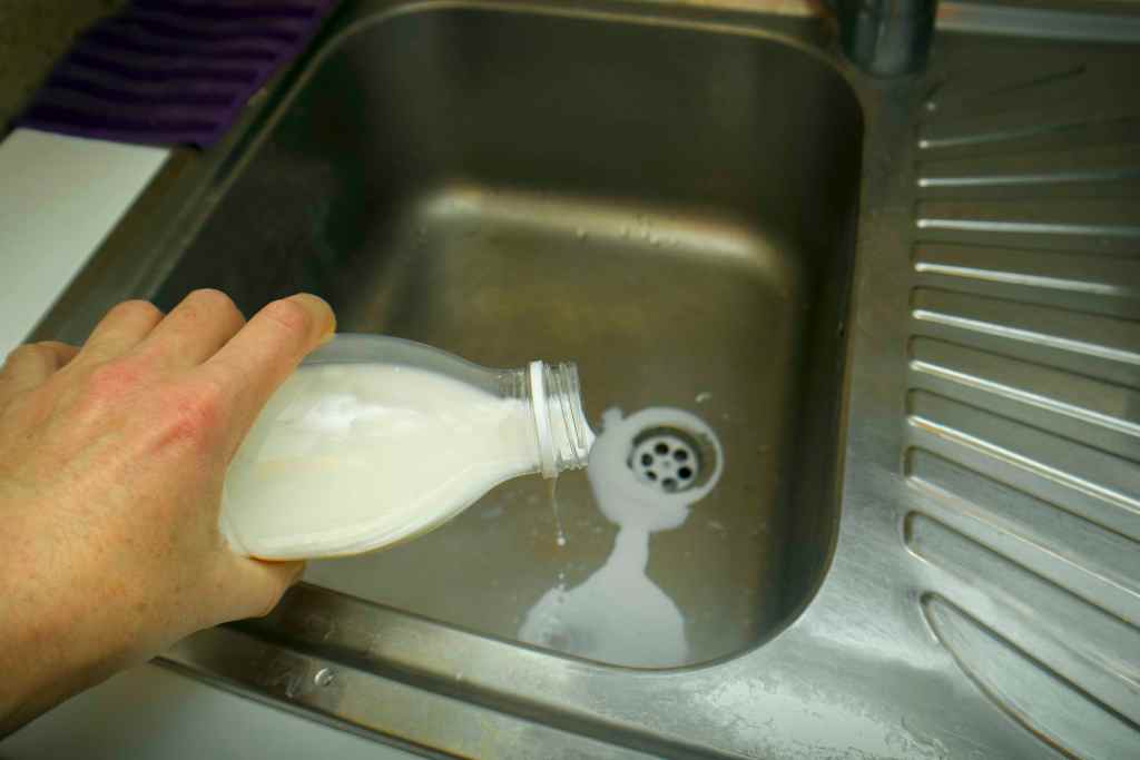 Schlechte Milch in den Abfluss gießen.