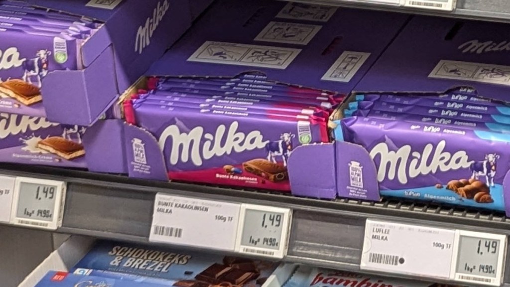 Milka Schokolade im Regal.
