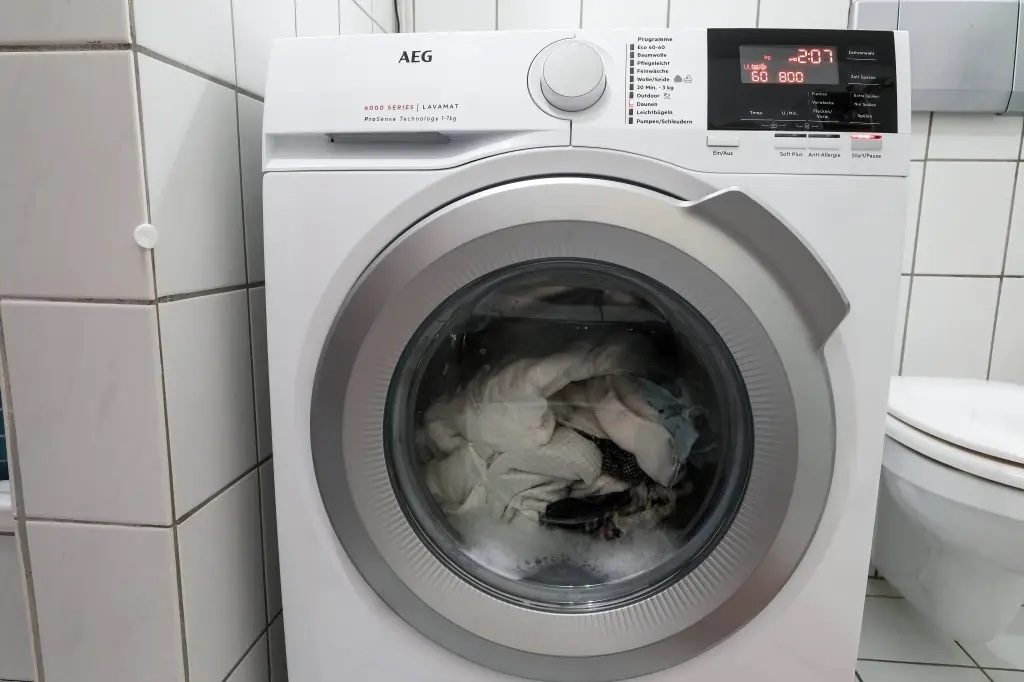 Waschmaschine in einem Badezimmer.