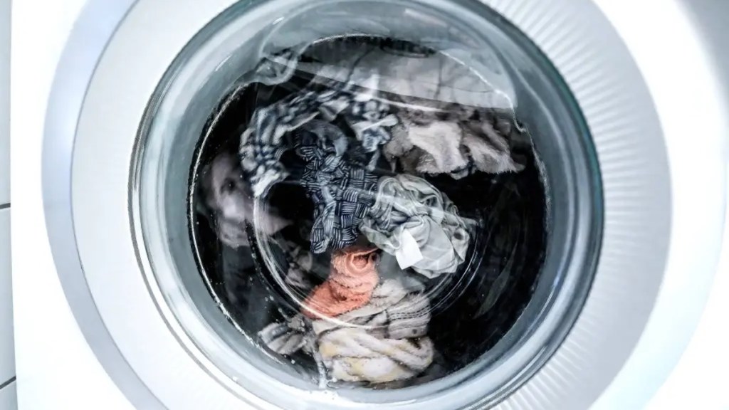 Wäsche wird in der Waschmaschine geschleudert.