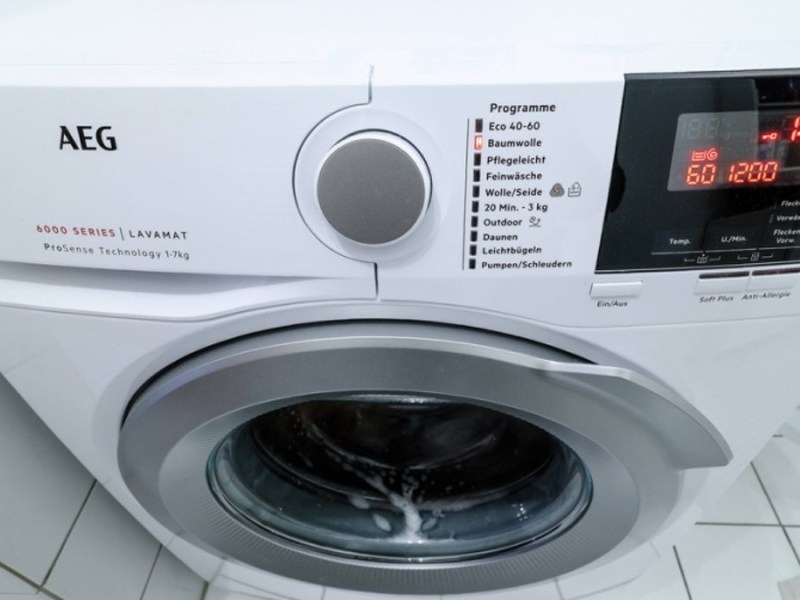 Waschmaschine wird von oben fotografiert.