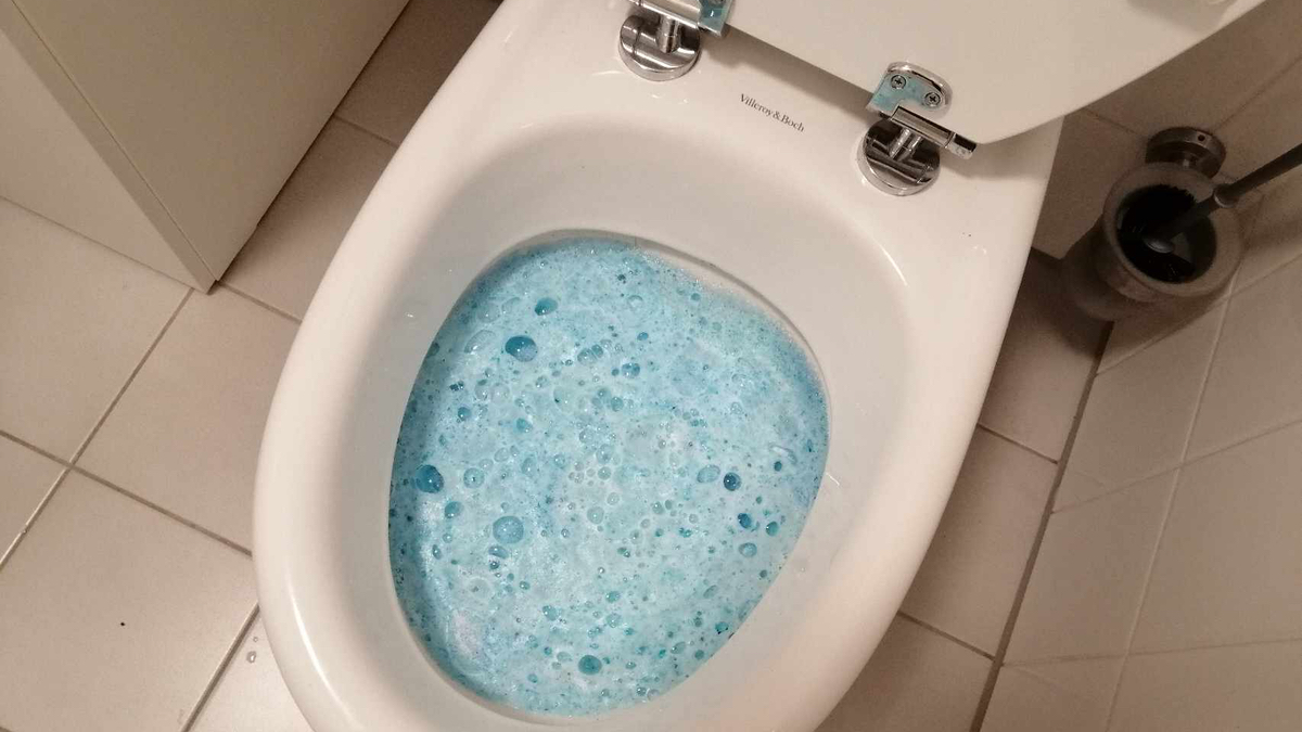 Toilette mit WC-Schaum reinigen.