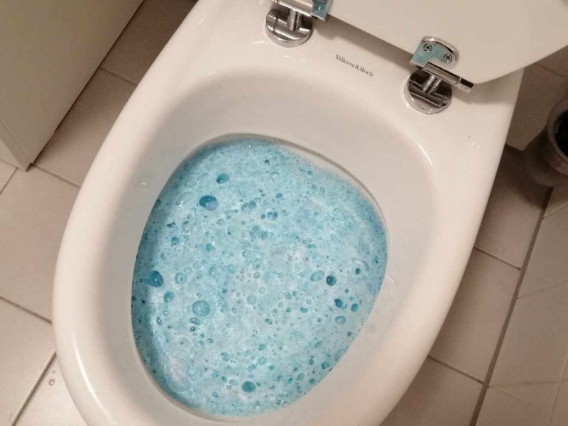 Toilette mit WC-Schaum reinigen.